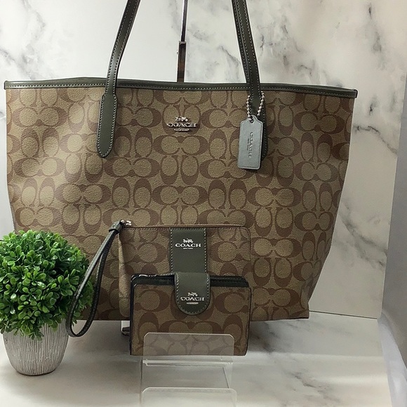 Coach Handbags - NWT- COACH - Women’s Tote & Wallets Set.
